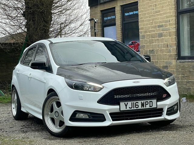 Compare Ford Focus St-3 YJ16WPD White