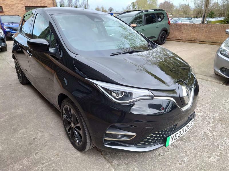 Compare Renault Zoe R135 Ev50 52Kwh Iconic Boost Charge YE23UCZ 
