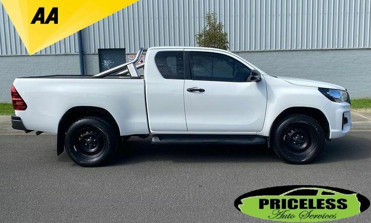 Compare Toyota HILUX 2.4 Active 4Wd D-4d Ecb 148 Bhp BD18LLP White