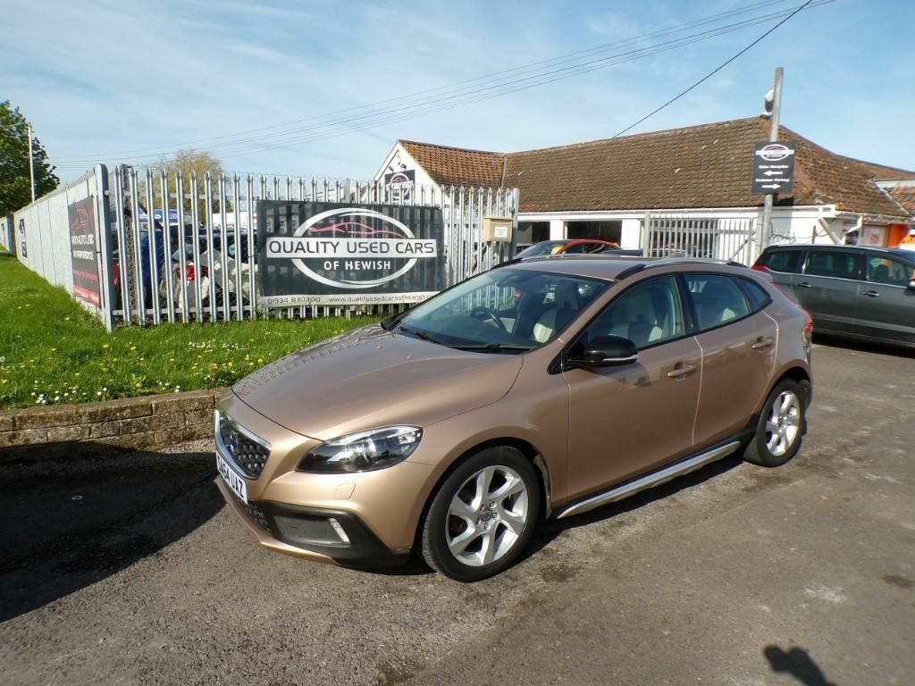 Compare Volvo V40 Cross Country D2 Cross Country Lux SA64UAZ Brown
