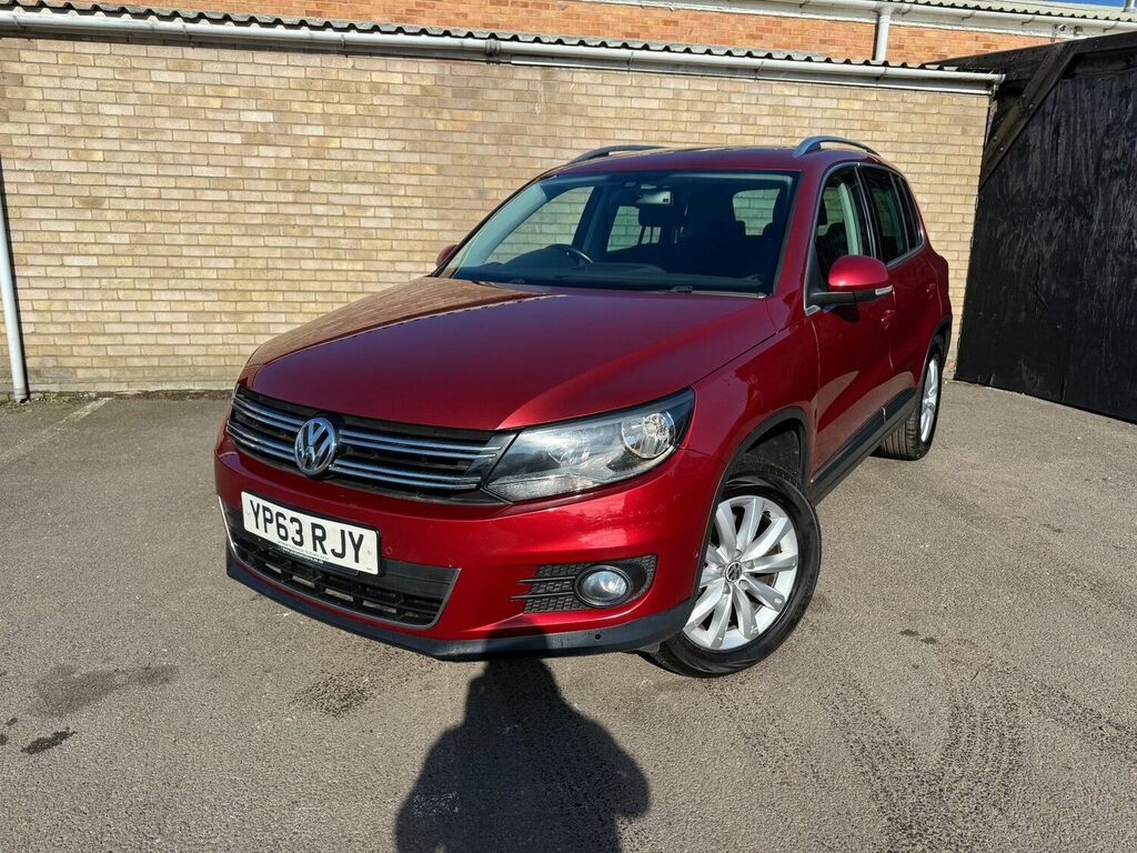 Compare Volkswagen Tiguan 4X4 2.0 Tdi Bluemotion Tech Match Dsg 4Wd Euro 5 YP63RJY Red