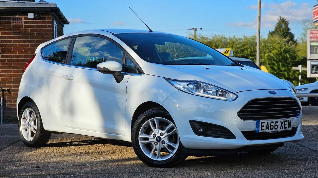Compare Ford Fiesta Hatchback 1.0T Ecoboost Zetec Euro 6 Ss 20 EA66XEW White