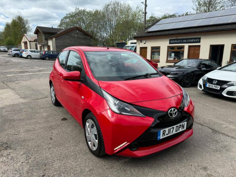 Compare Toyota Aygo 1.0 Vvt-i X-play RJ17DPN Red