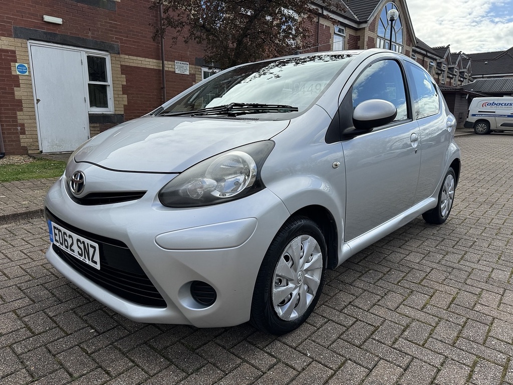Compare Toyota Aygo Vvt-i Ice EO62SNZ Silver
