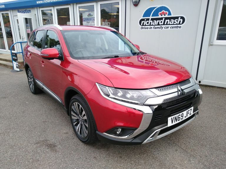 Compare Mitsubishi Outlander 2.0 Exceed Cvt VN69JFZ Red