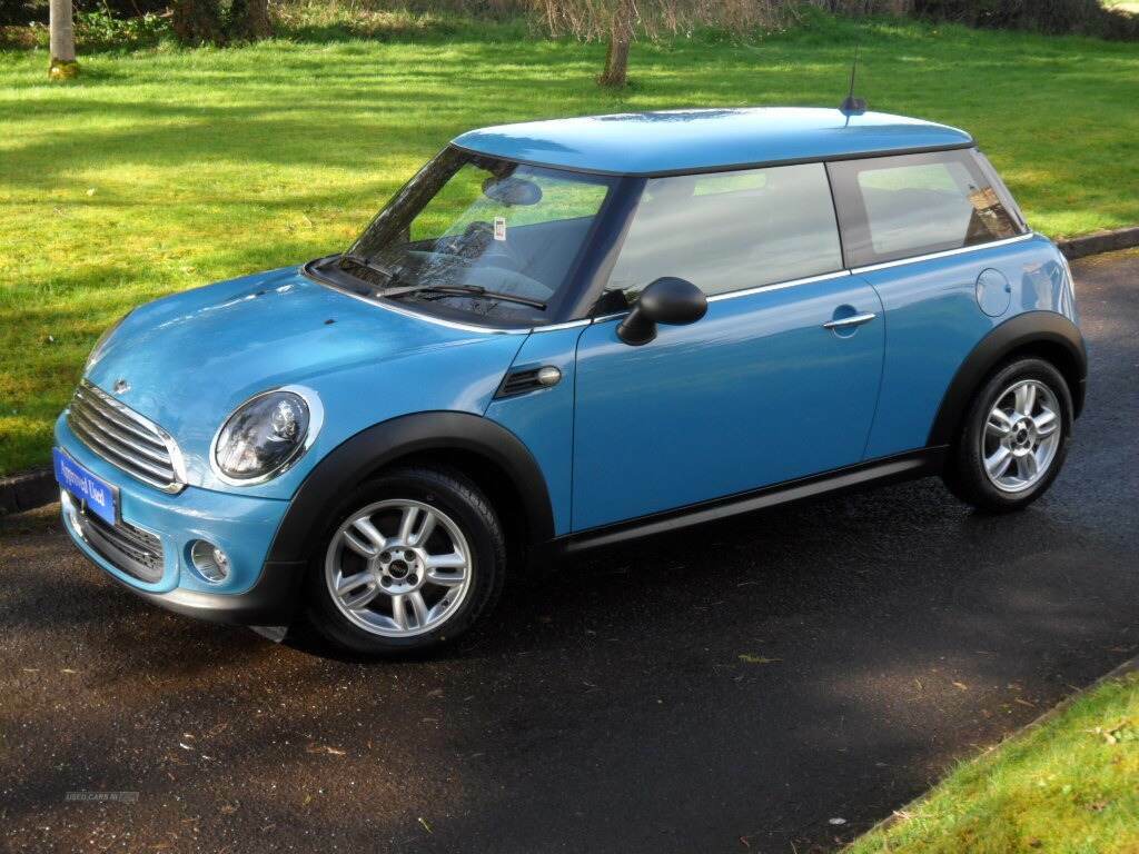Compare Mini Hatch 1.6 One OFZ7661 Blue