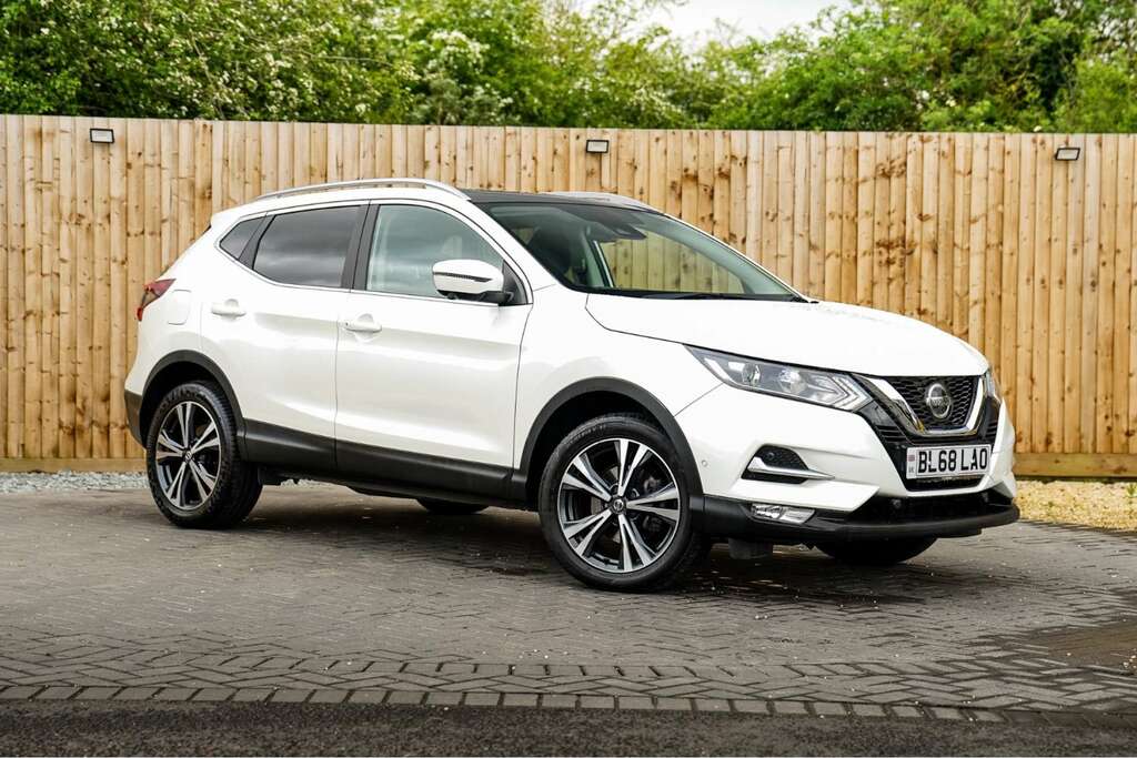 Compare Nissan Qashqai Nissan Qashqai 1.3 Qashqai N-connecta Dig-t BL68LAO White