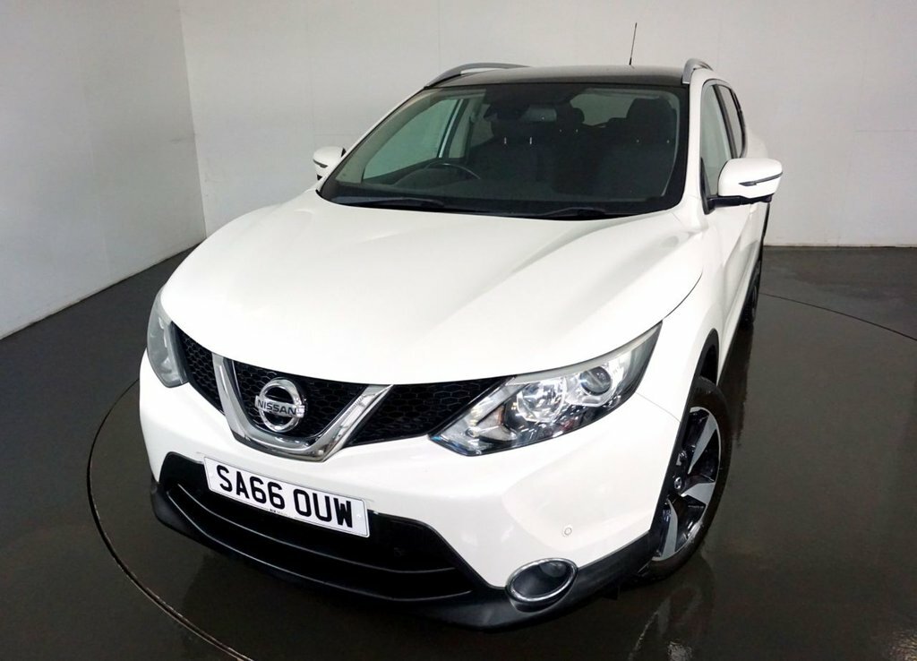 Compare Nissan Qashqai 1.2 N-connecta Dig-t 5D-2 Former Keepers-panrorami SA66OUW White