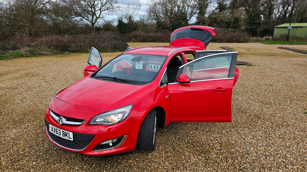 Compare Vauxhall Astra Se Cdti Tourer AV63BKL Red