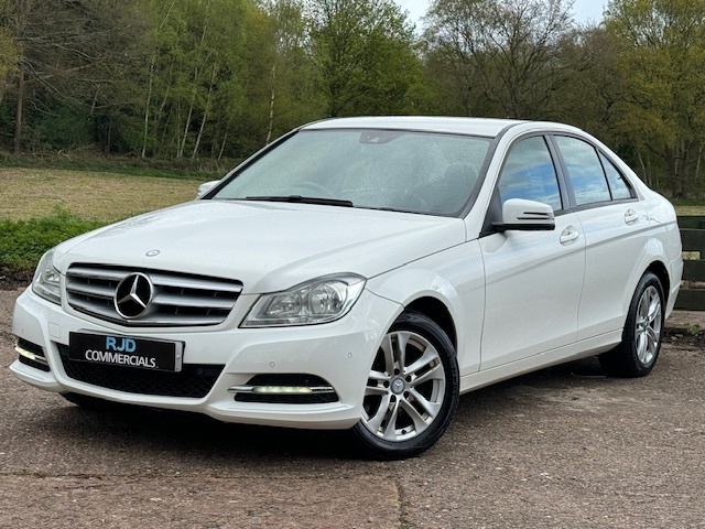 Compare Mercedes-Benz C Class C220 Cdi Executive Se Premium FT63GPO White