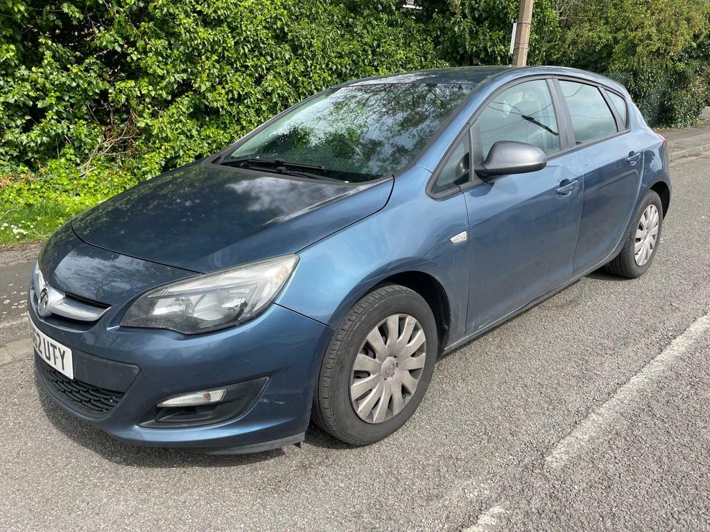 Compare Vauxhall Astra Exclusiv DU62UTY Blue