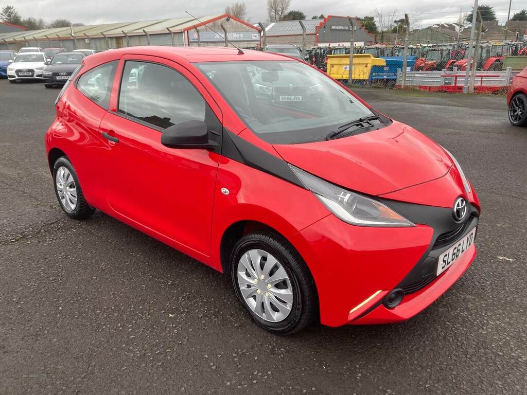 Compare Toyota Aygo 1.0 Vvt-i X SL66LYD Red