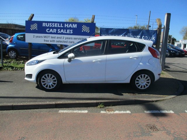 Compare Ford Fiesta 1.2 Style 59 Bhp OY13ZKO White