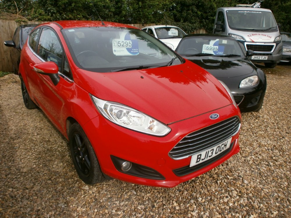 Compare Ford Fiesta 1.25 82 Zetec BJ13OGH Red