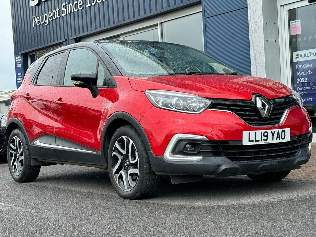 Compare Renault Captur Iconic LL19YAO 
