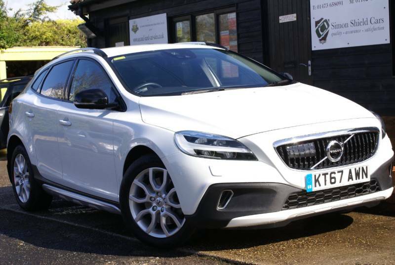 Compare Volvo V40 Cross Country D2 120 Cross Country Pro Geartronic KT67AWN White