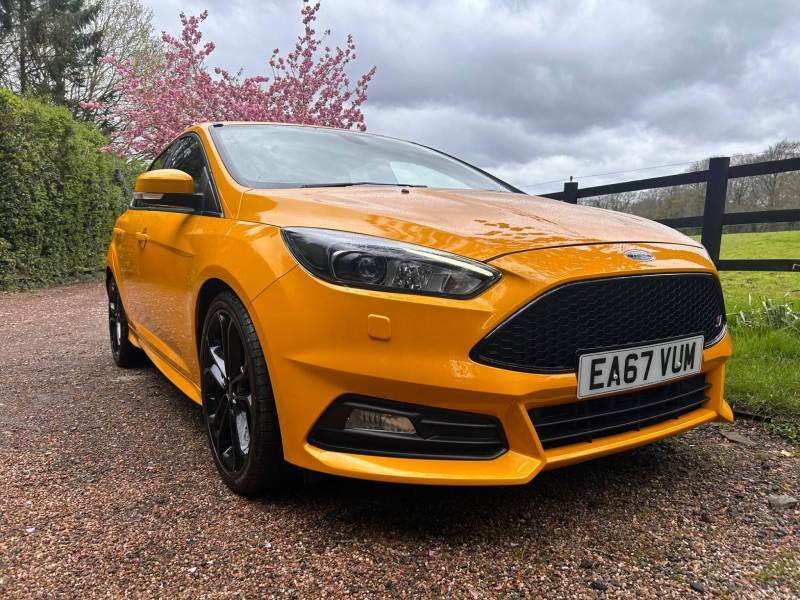 Compare Ford Focus St-3 EA67VUM Yellow
