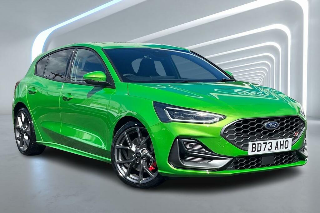 Compare Ford Focus 2.3 Ecoboost St BD73AHO Green