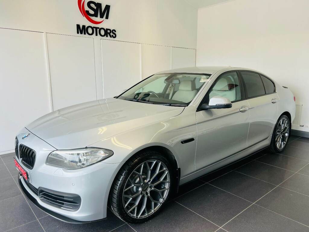 Compare BMW 5 Series 520D 190 Se OY15ZVM Silver