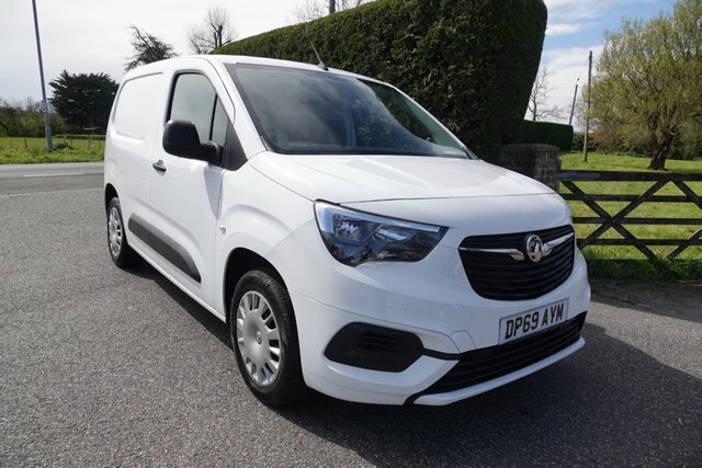 Compare Vauxhall Combo 2000 Sportive 1.5Cdti 100Ps DP69AYM White