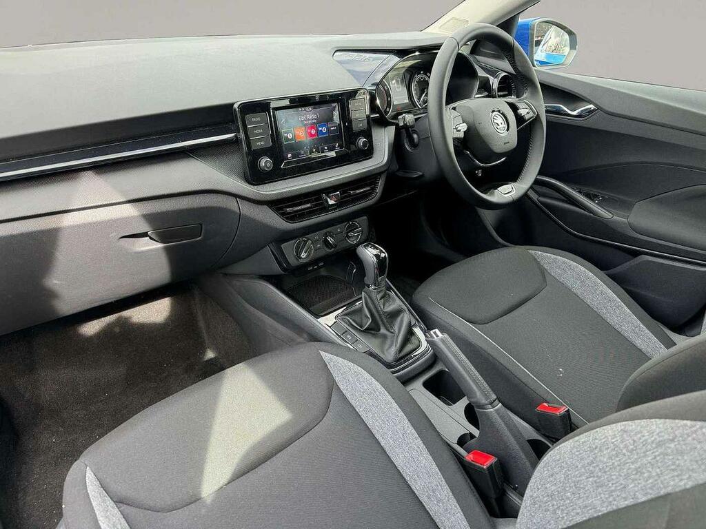 Compare Skoda Fabia 1.0 Tsi 110Ps Se Comfort Dsg Hatchback VU73LMV Blue