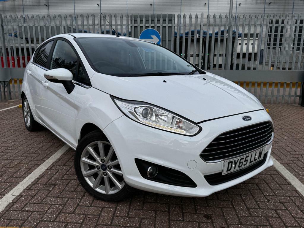 Compare Ford Fiesta 1.0T Ecoboost Titanium Euro 6 Ss DY65LLW White