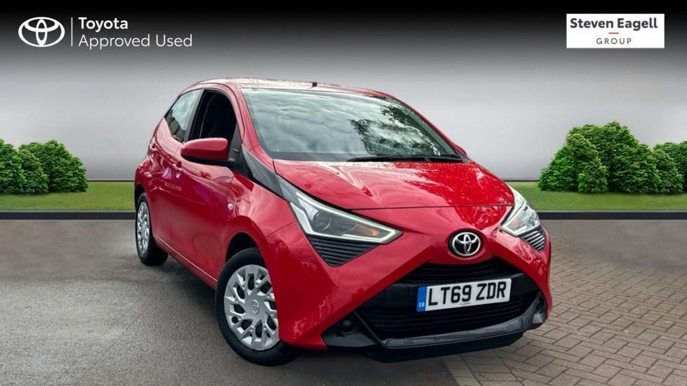 Compare Toyota Aygo 1.0 Vvt-i X-play Euro 6 LT69ZDR Red