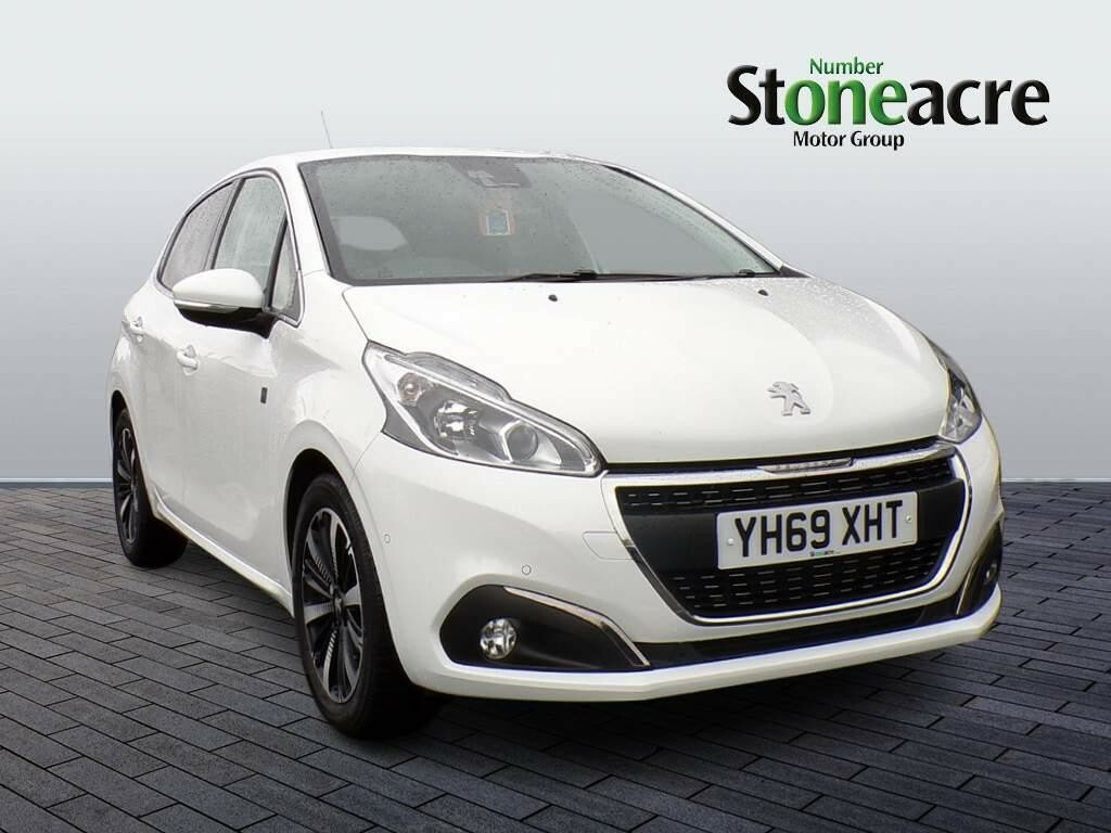 Compare Peugeot 208 208 Tech Edition Ss YH69XHT White