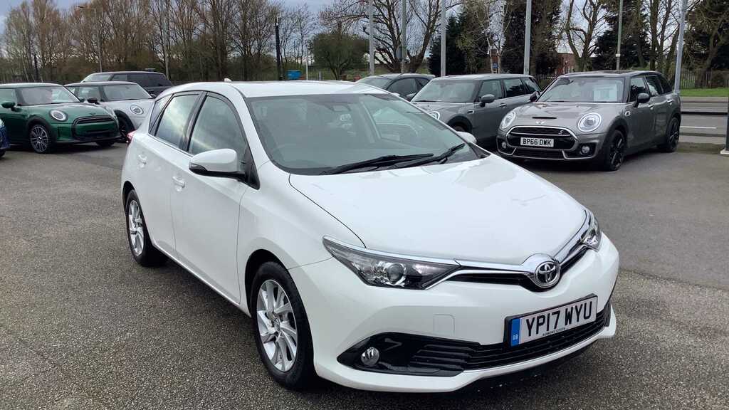 Compare Toyota Auris 1.2T Business Edition Tss YP17WYU White