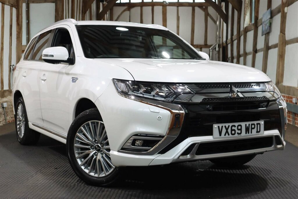 Compare Mitsubishi Outlander 2.4H Twinmotor 13.8Kwh Exceed Safety Cvt 4Wd Euro VX69WPD White