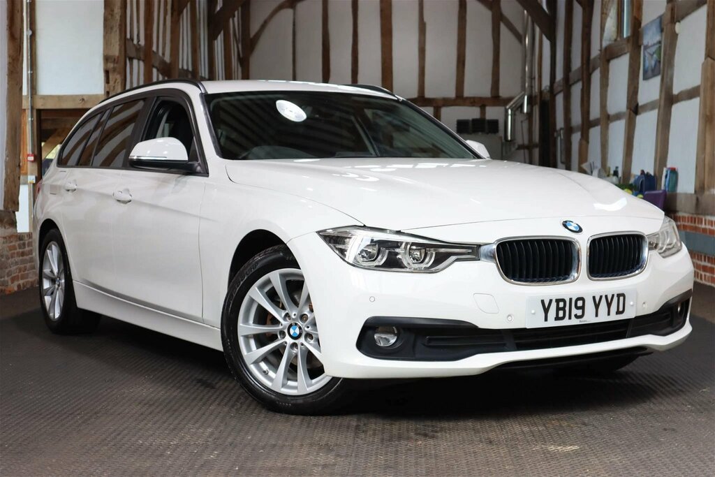 Compare BMW 3 Series 318D Se Touring YB19YYD White