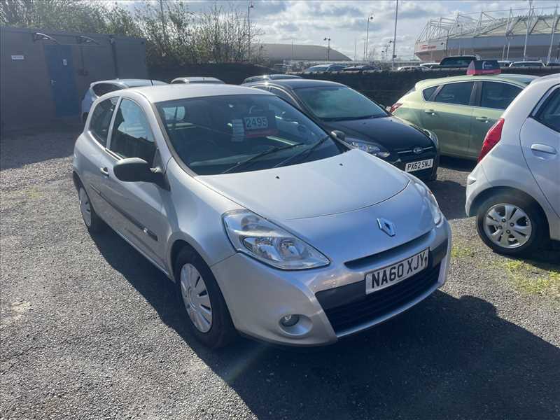 Compare Renault Clio Extreme NA60XJY Silver
