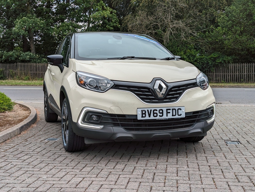 Compare Renault Captur 0.9 Tce Energy Iconic Suv BV69FDC 