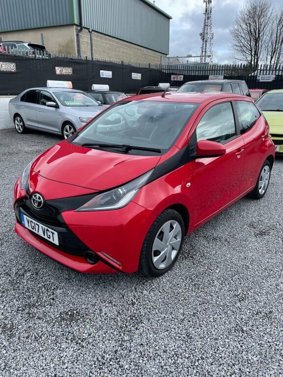 Compare Toyota Aygo Vvt-i X-play 69 YG17VGT Red