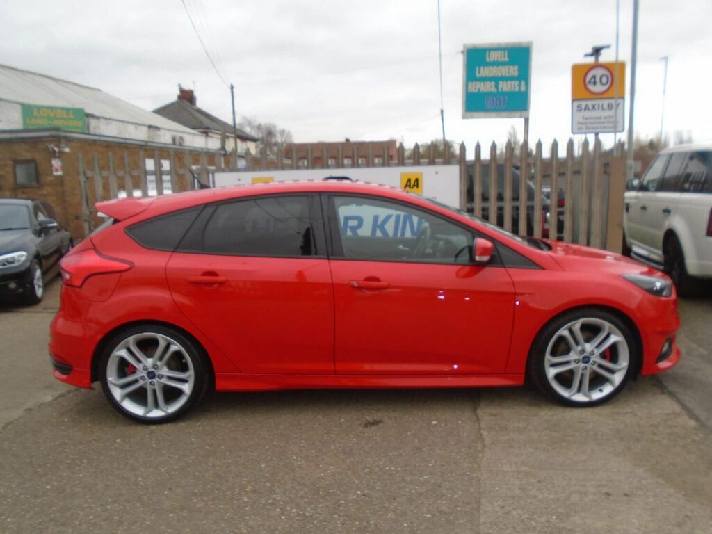 Compare Ford Focus Hatchback 2.0T Ecoboost St-3 Euro 6 Ss 201 SD65LWE Red