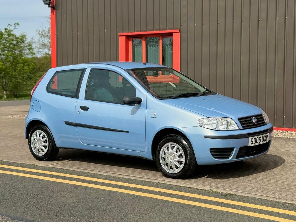 Compare Fiat Punto Hatchback 8V Active 200606 SD06UXP Blue