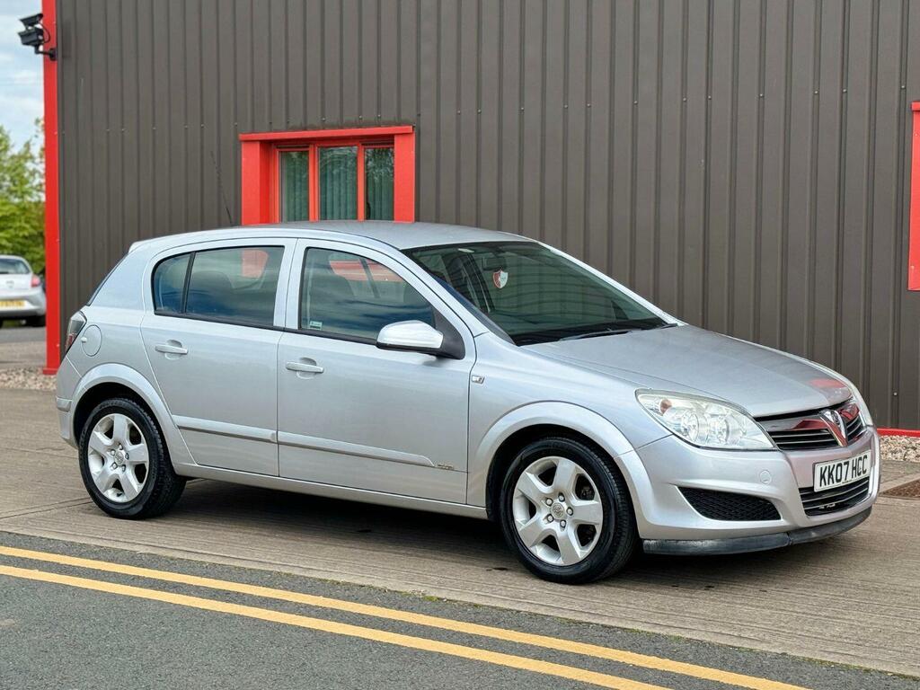 Compare Vauxhall Astra Hatchback 1.4 I 16V Club 2007 KK07HCC Silver