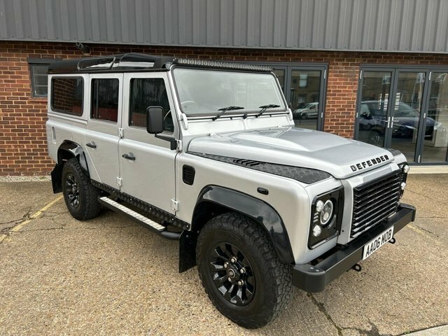Compare Land Rover Defender 110 110 2.2L Td Xs Station Wagon 0D 122 Bhp AA06MOB Silver