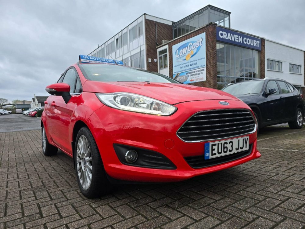 Compare Ford Fiesta 1.0T Ecoboost Titanium Euro 5 Ss EU63JJY Red
