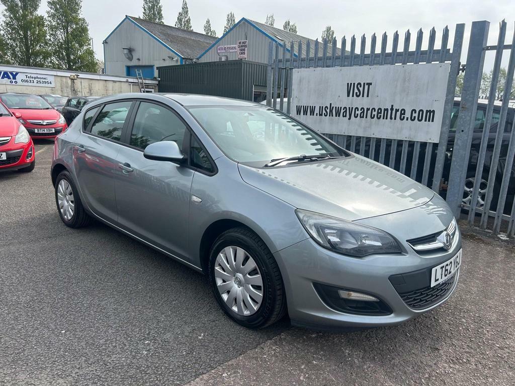 Compare Vauxhall Astra 1.6 16V Exclusiv Euro 5 LT62YGJ Silver
