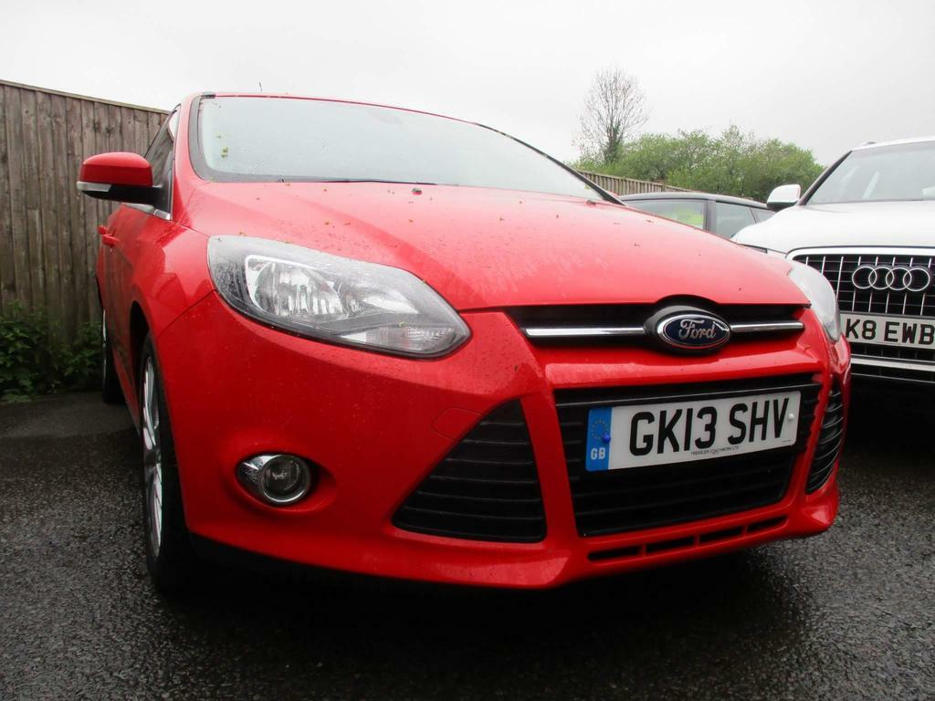 Compare Ford Focus 1.0T Ecoboost Zetec Euro 5 Ss GK13SHV Red