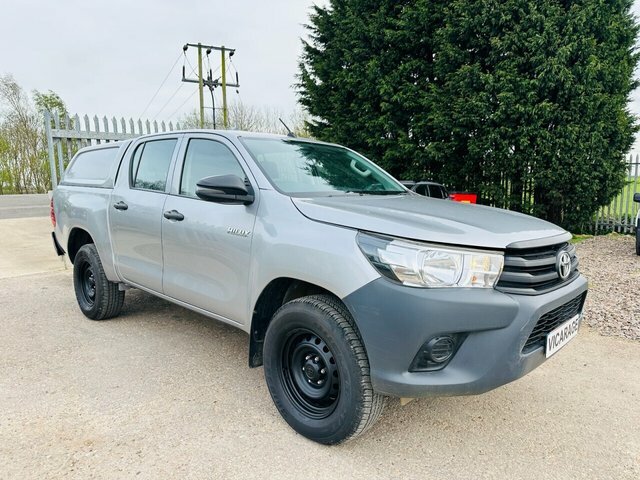 Compare Toyota HILUX 2.4 Active 4Wd D-4d Dcb 148 Bhp YV68TUH Silver