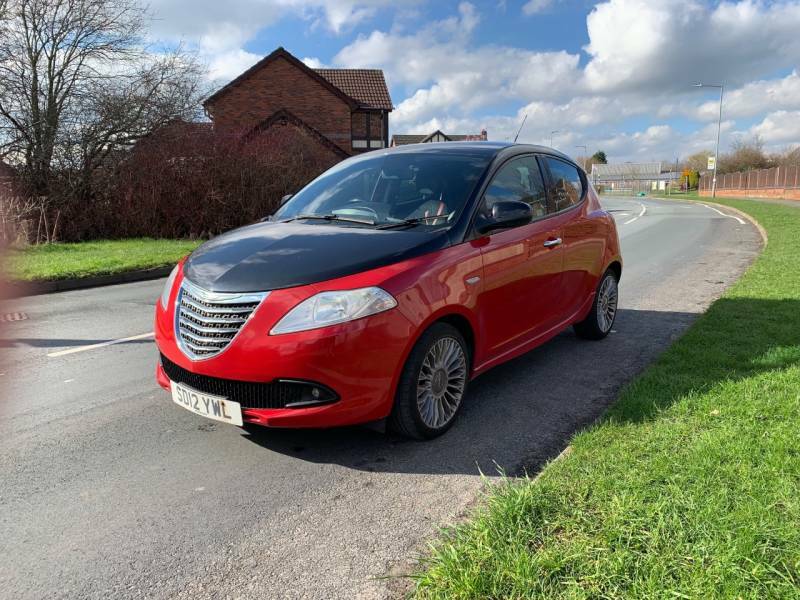 Compare Chrysler Ypsilon 0.9 Twinair Black And Red SD12YWL Red