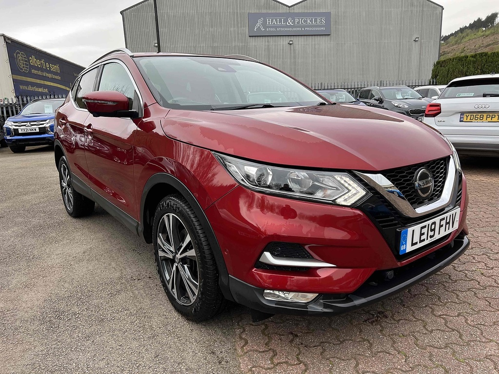 Compare Nissan Qashqai Dci N-connecta LE19FHV Red