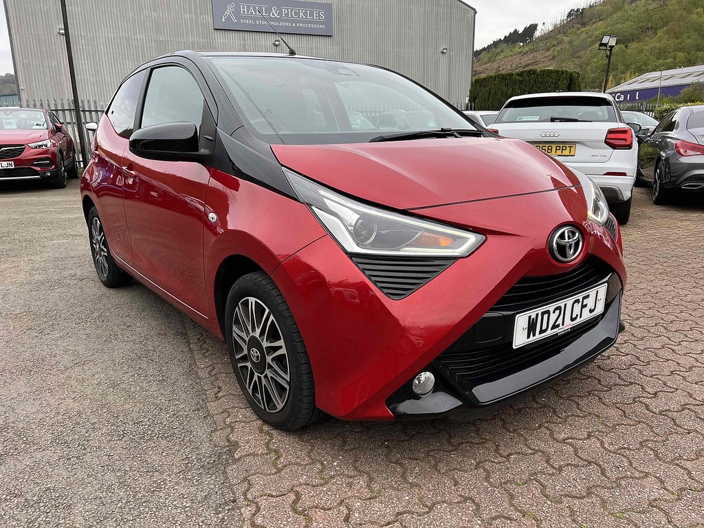 Compare Toyota Aygo Vvt-i X-clusiv WD21CFJ Red
