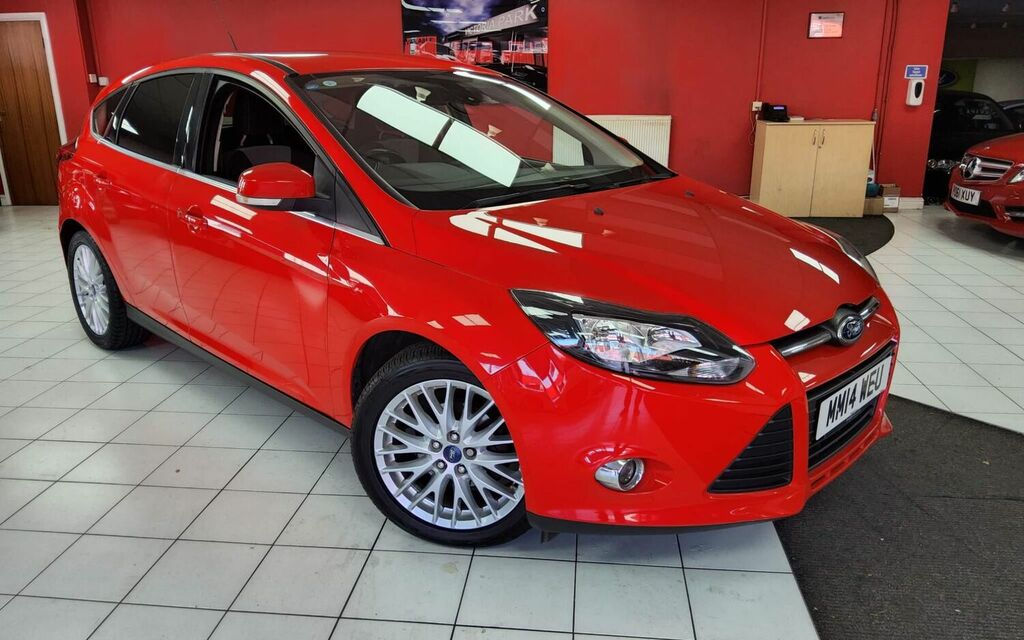 Compare Ford Focus Hatchback 1.0T MM14WEU Red