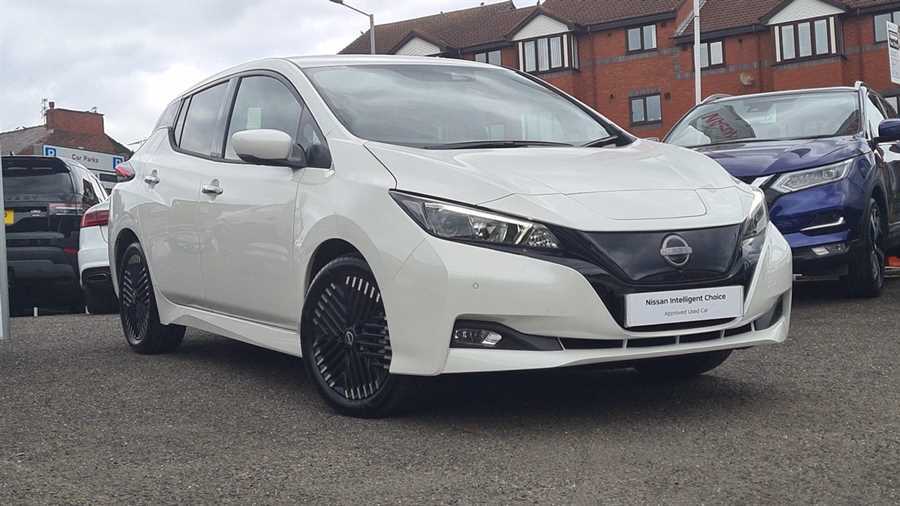 Compare Nissan Leaf Leaf N-connecta MD72WXF White