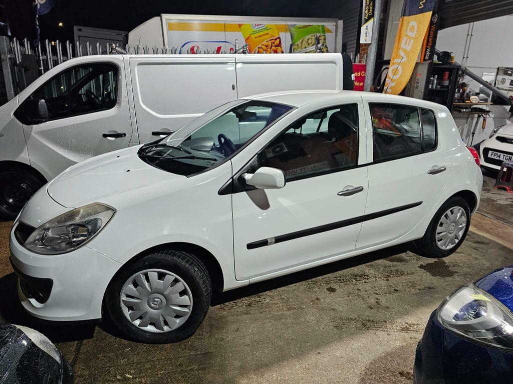 Compare Renault Clio 1.6 Vvt Expression HY58LHD White
