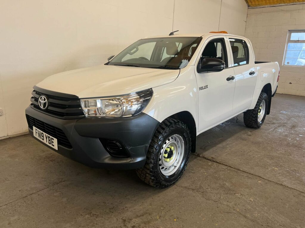 Compare Toyota HILUX 2.4 D-4d Active 4Wd Euro 6 3.5T FN19YBE White