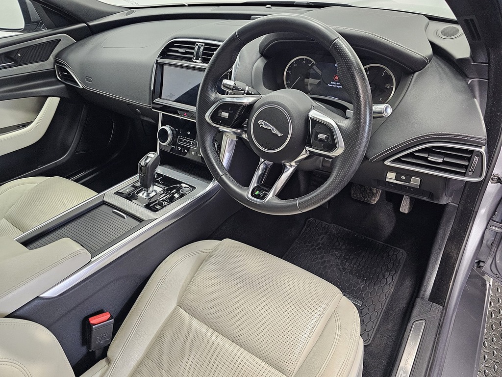 Jaguar XE D180 R-dynamic S Grey #1